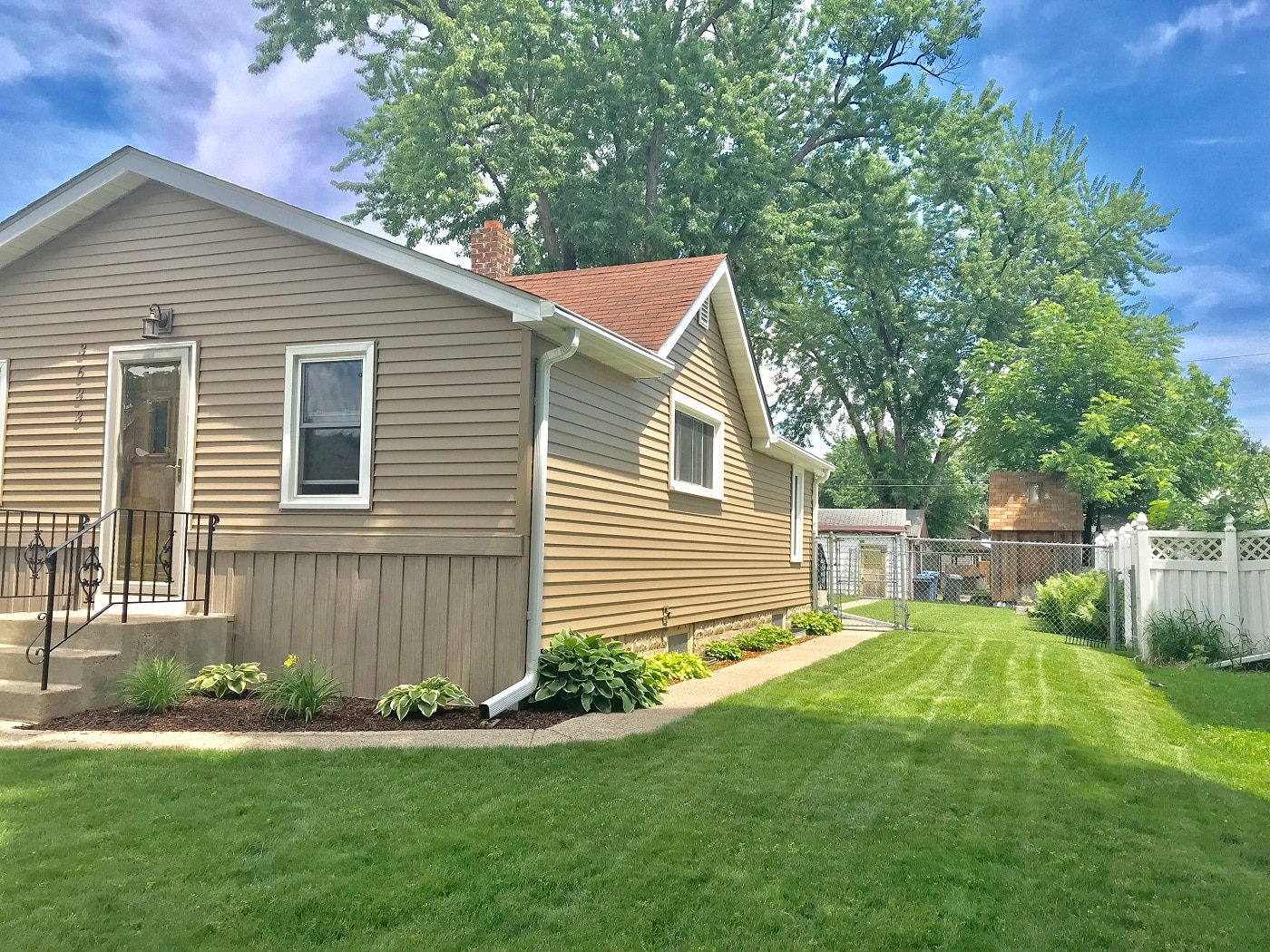 cream colored steel siding installed on minneapolis home