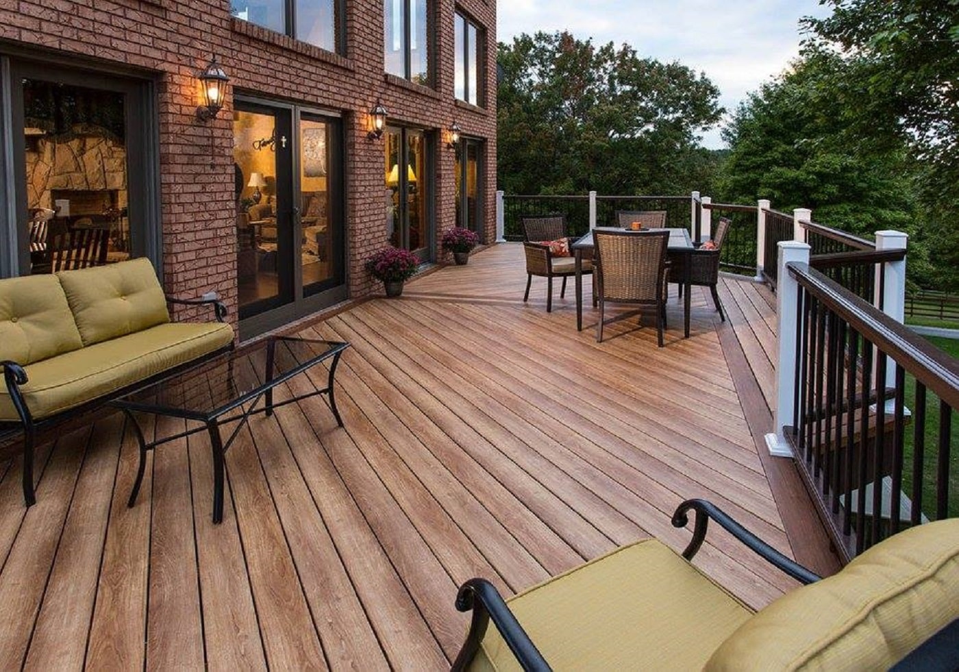 deck with metal railing